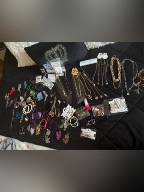 Mixed Women’s Fashion Jewelry Set - Assorted Colors